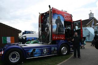 Un placer retratarse junto al Scania homenaje a Johnny Cash.
